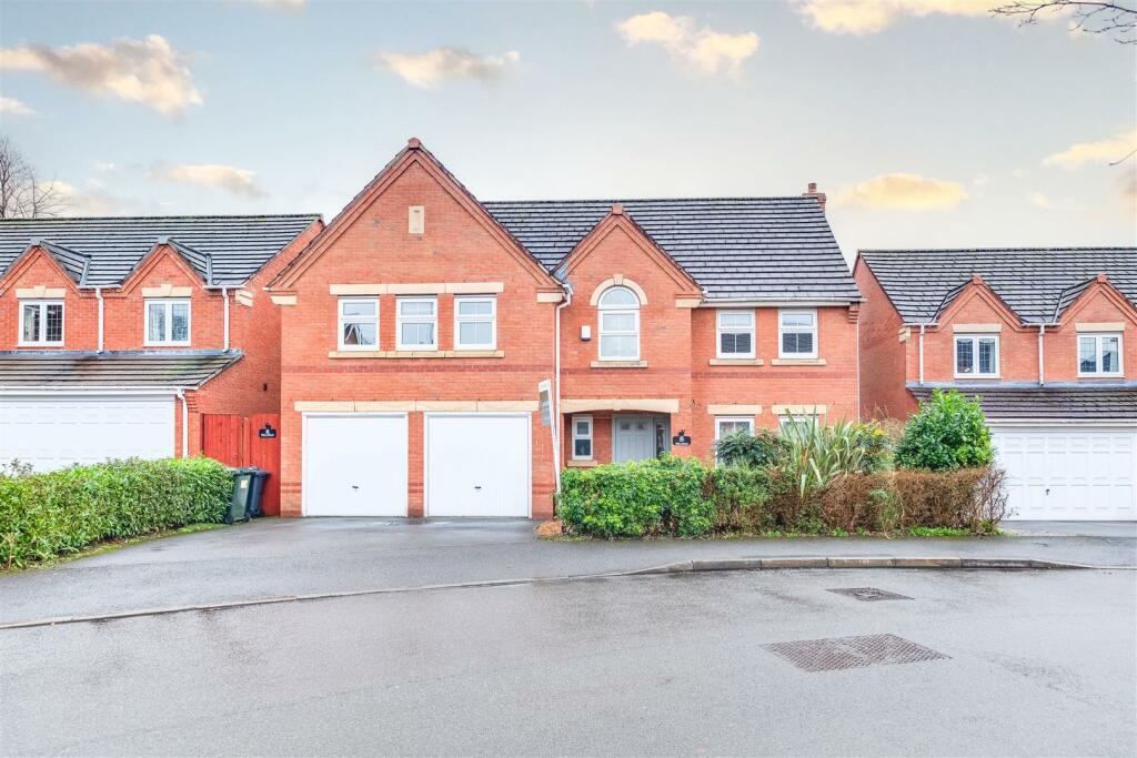 5 bedroom detached house for sale in Millfield, Neston, CH64