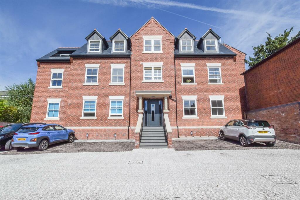 3 bedroom apartment for sale in Parkgate Road, Neston, CH64