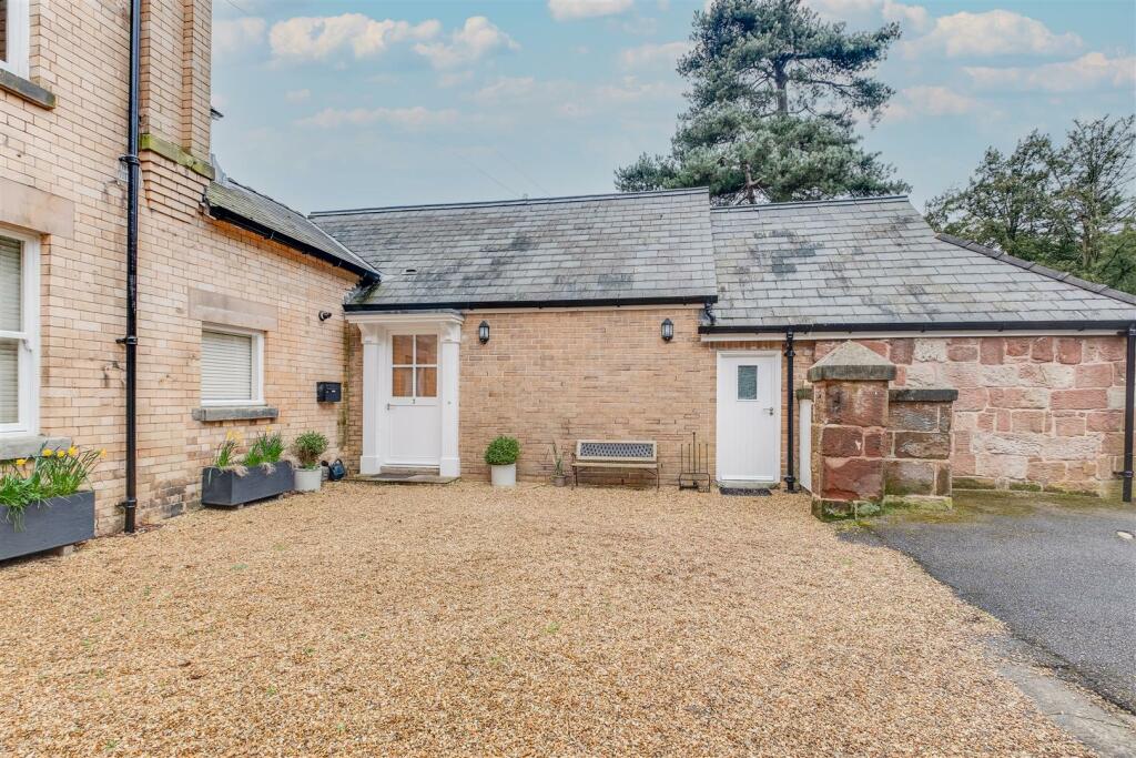 2 bedroom cottage for sale in Birkenhead Road, Willaston, Neston, CH64