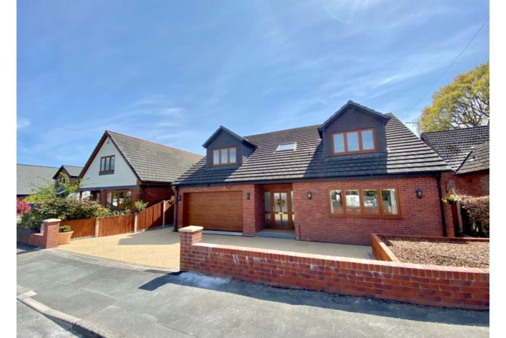 4 bedroom detached house for sale in Greenhill Avenue, Hawarden