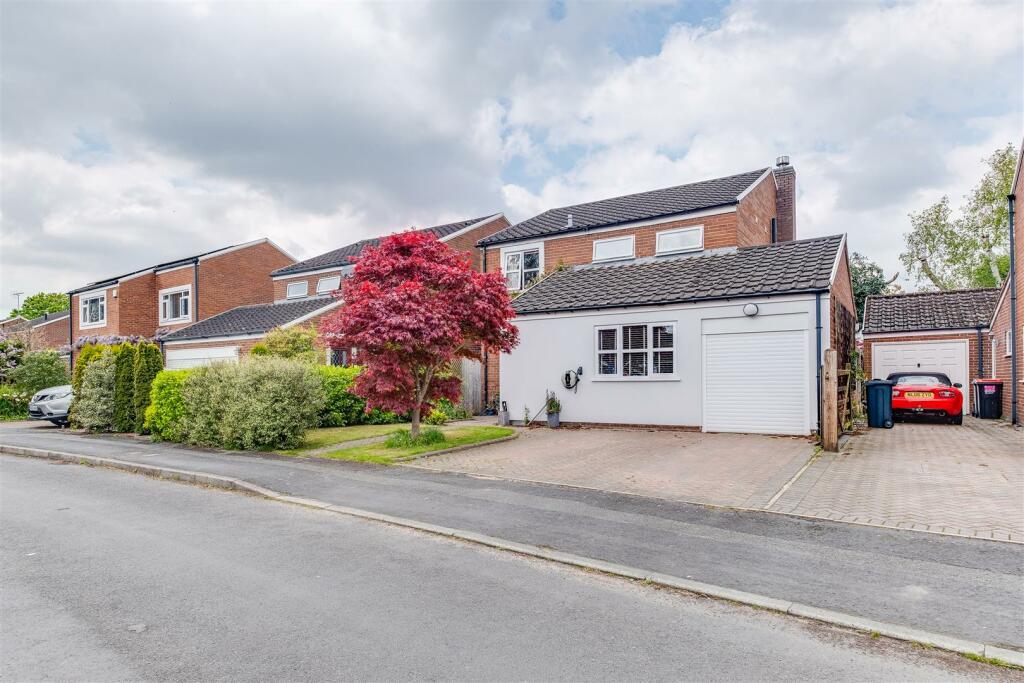 4 bedroom detached house for sale in Broadlake, Willaston, CH64