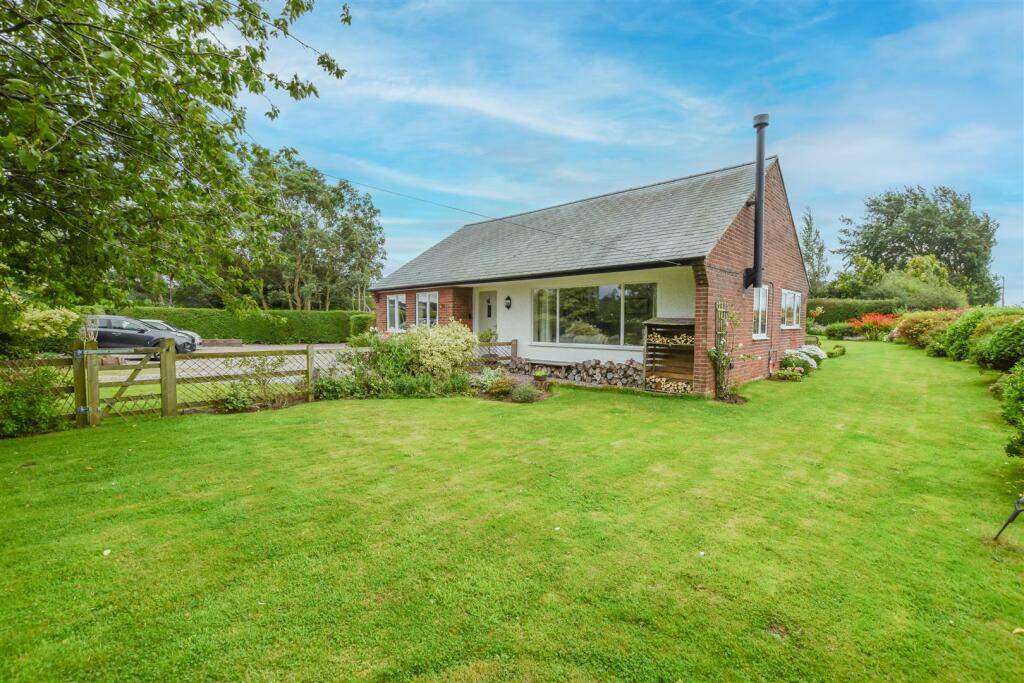 3 bedroom detached house for sale in Station Road, Burton, Neston, CH64