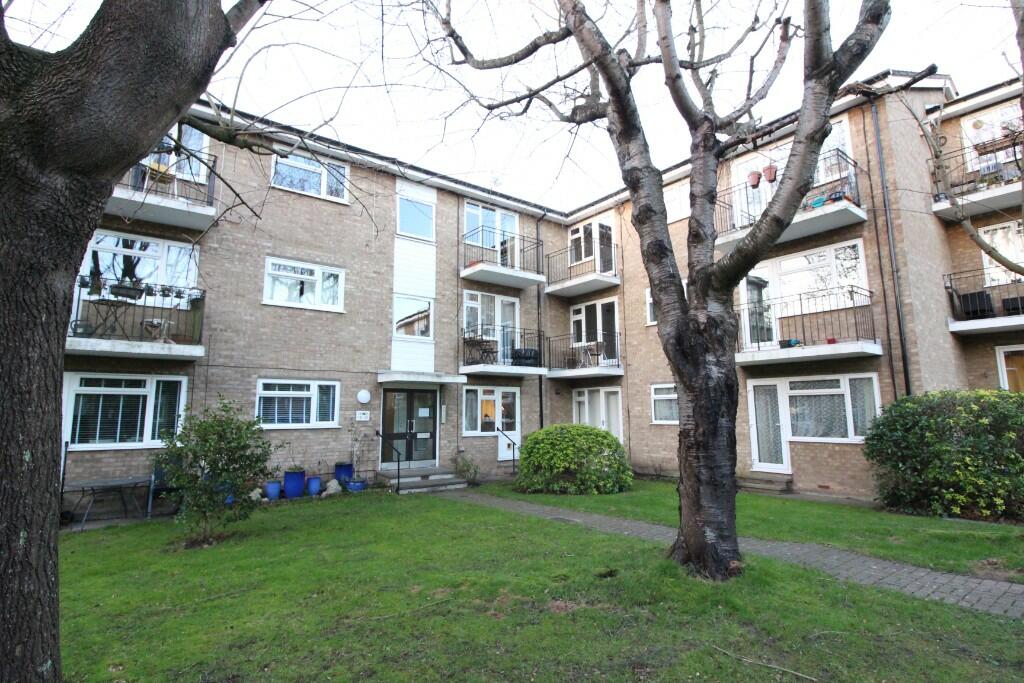 1 bedroom flat for sale in Lockesley Square, Lovelace Gardens, Surbiton