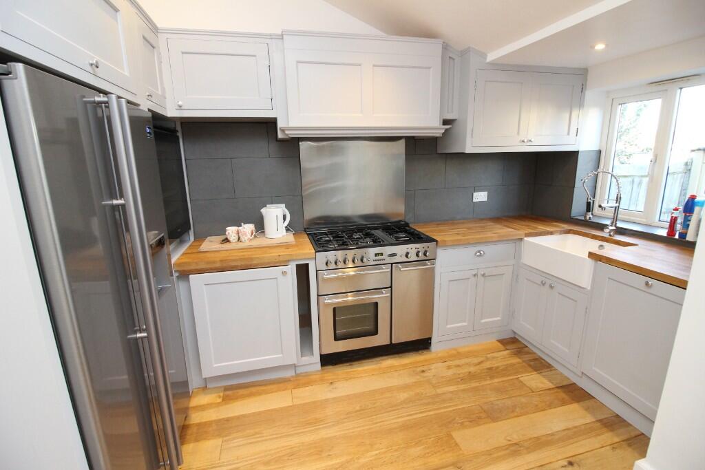 3 bedroom end of terrace house for sale in Kingshill Avenue, Worcester