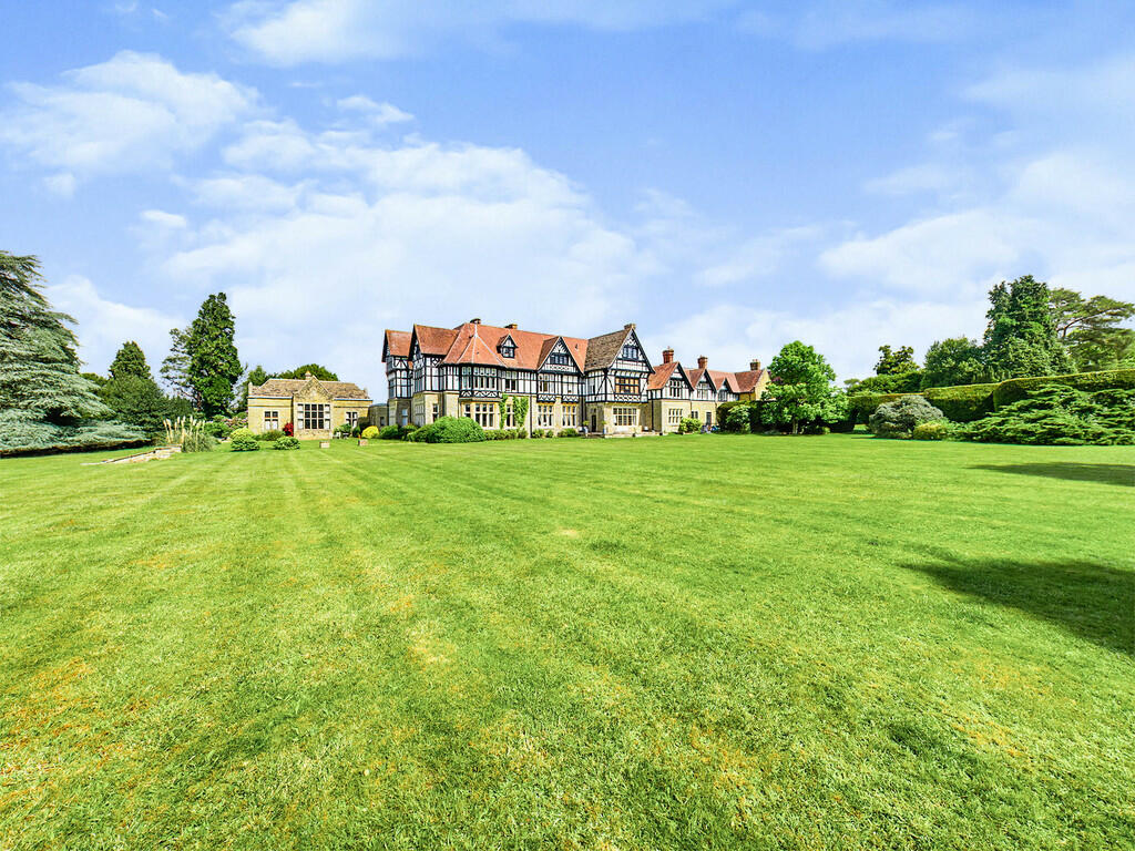 2 bedroom apartment for sale in Forest Road, Colgate, RH12