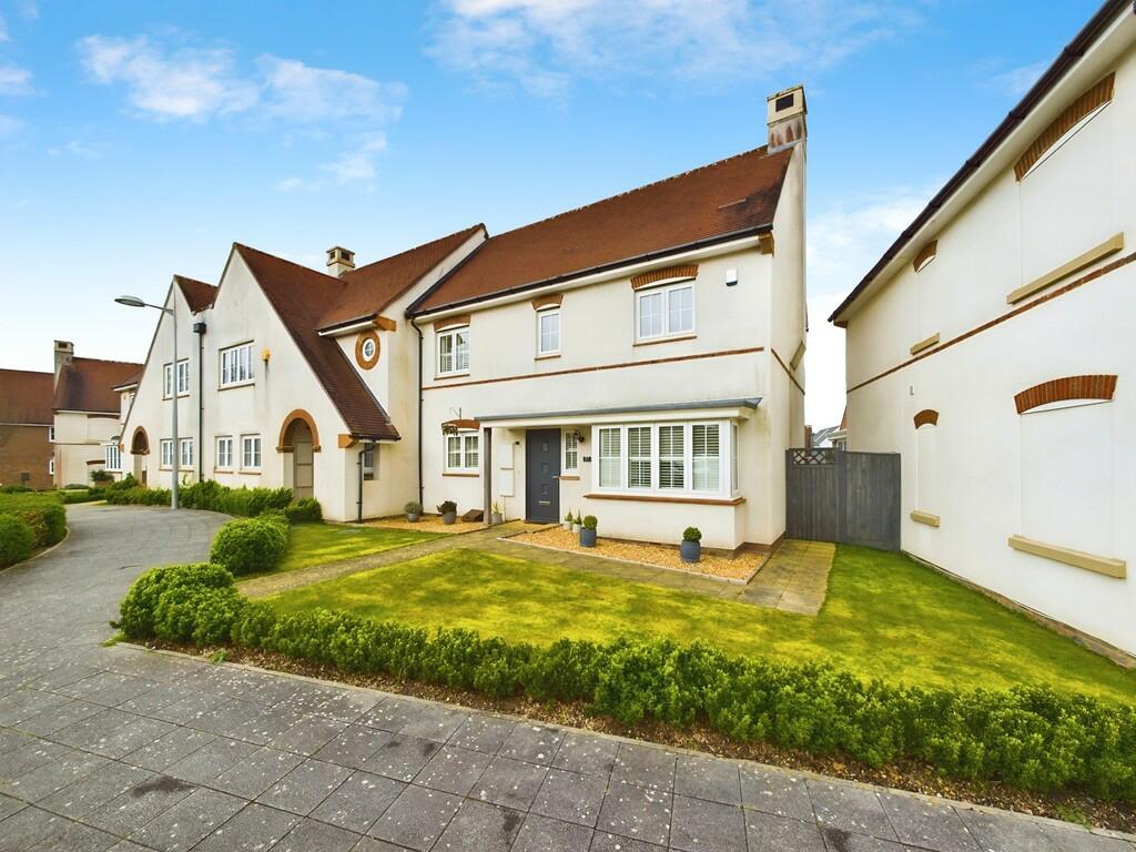 3 bedroom end of terrace house for sale in Calvert Link, Faygate, RH12