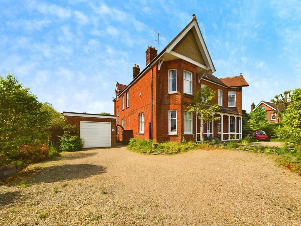 3 bedroom semidetached house for sale in Richmond Road, Horsham, RH12