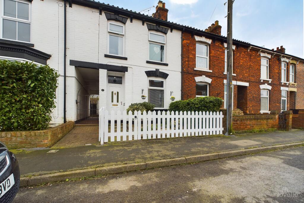 3 bedroom terraced house for sale in West Acridge, BartonuponHumber