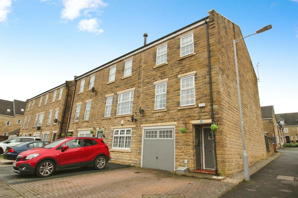 4 bedroom end of terrace house for sale in Myers Close, Idle, Bradford