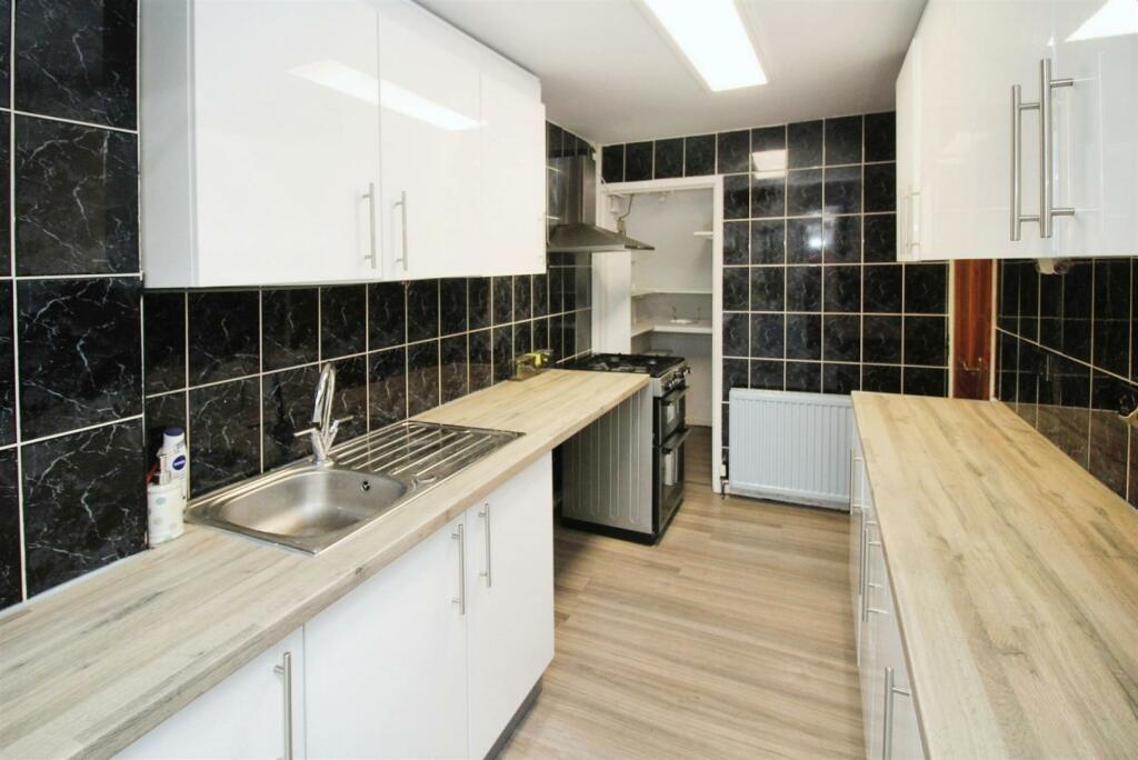 Additional property image - Peveril Mount, Bradford, BD2 3JY