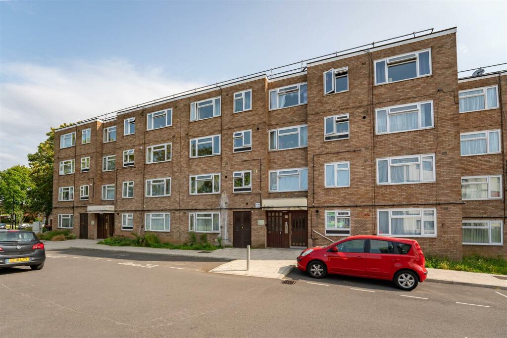 2 bedroom apartment for sale in Lambourn Close, Hanwell, W7