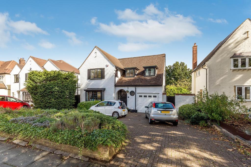 4 bedroom detached house for sale in Lynwood Grove, Orpington, BR6 0BH, BR6