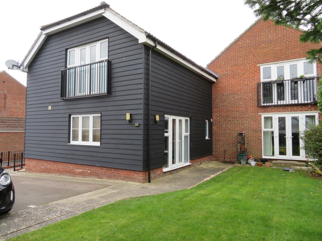 2 bedroom flat for sale in Westwood Drive, West Mersea, CO5