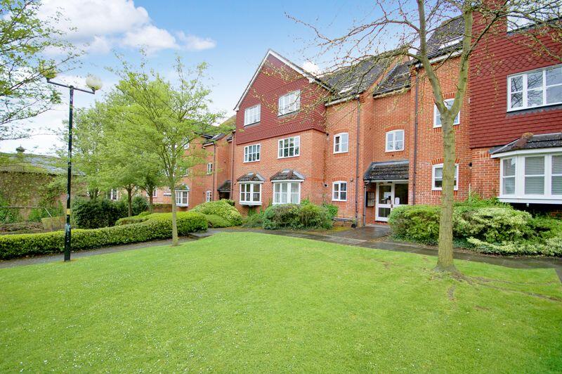 2 bedroom flat for sale in Swan Close, Rickmansworth, WD3