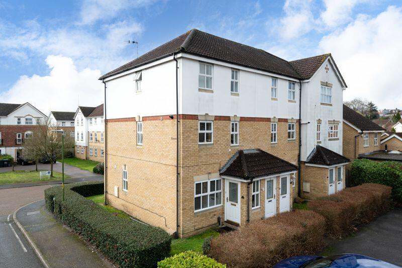 2 bedroom flat for sale in Byewaters, Watford, WD18