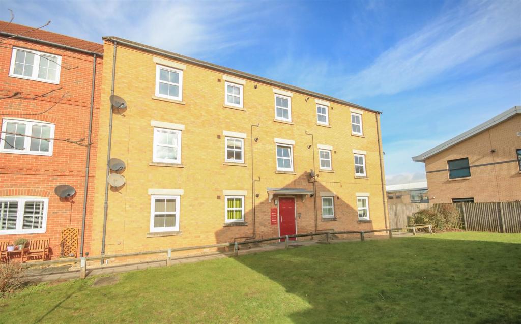 2 bedroom flat for sale in Lancaster Court, Auckley, Doncaster, DN9
