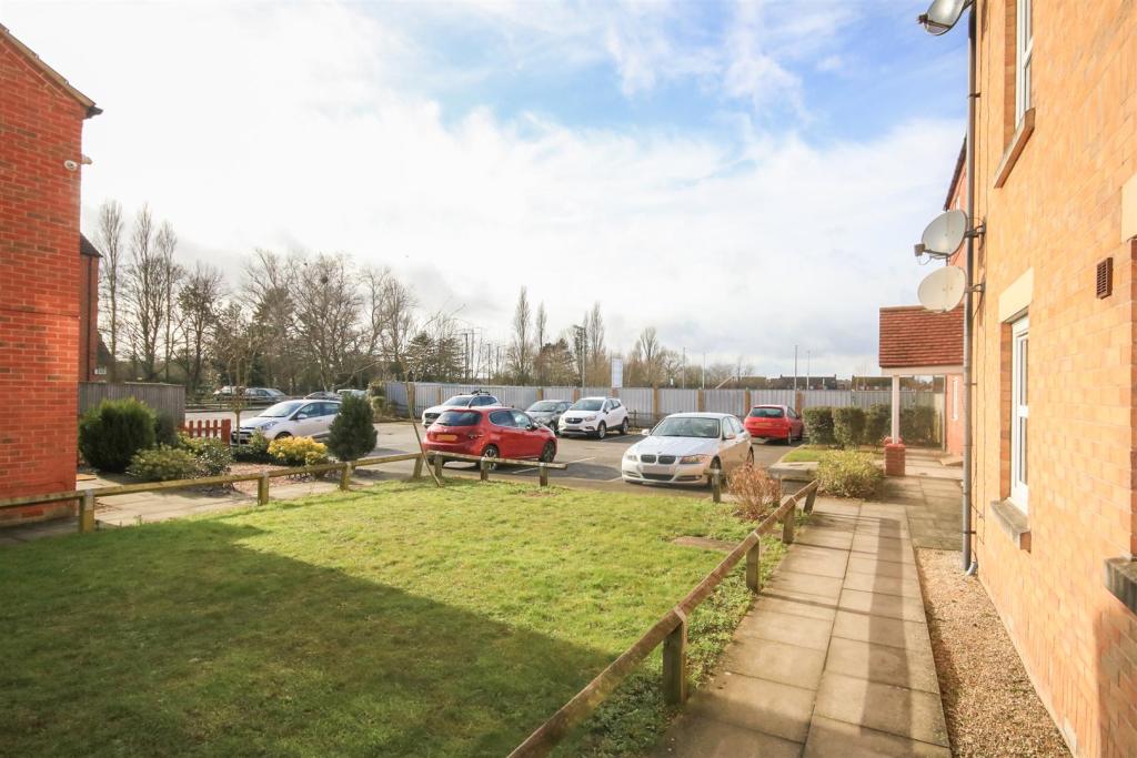 2 bedroom flat for sale in Lancaster Court, Auckley, Doncaster, DN9