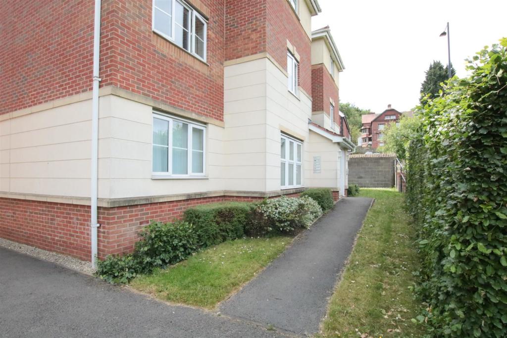2 bedroom flat for sale in Moat House Way, Conisbrough, Doncaster, DN12