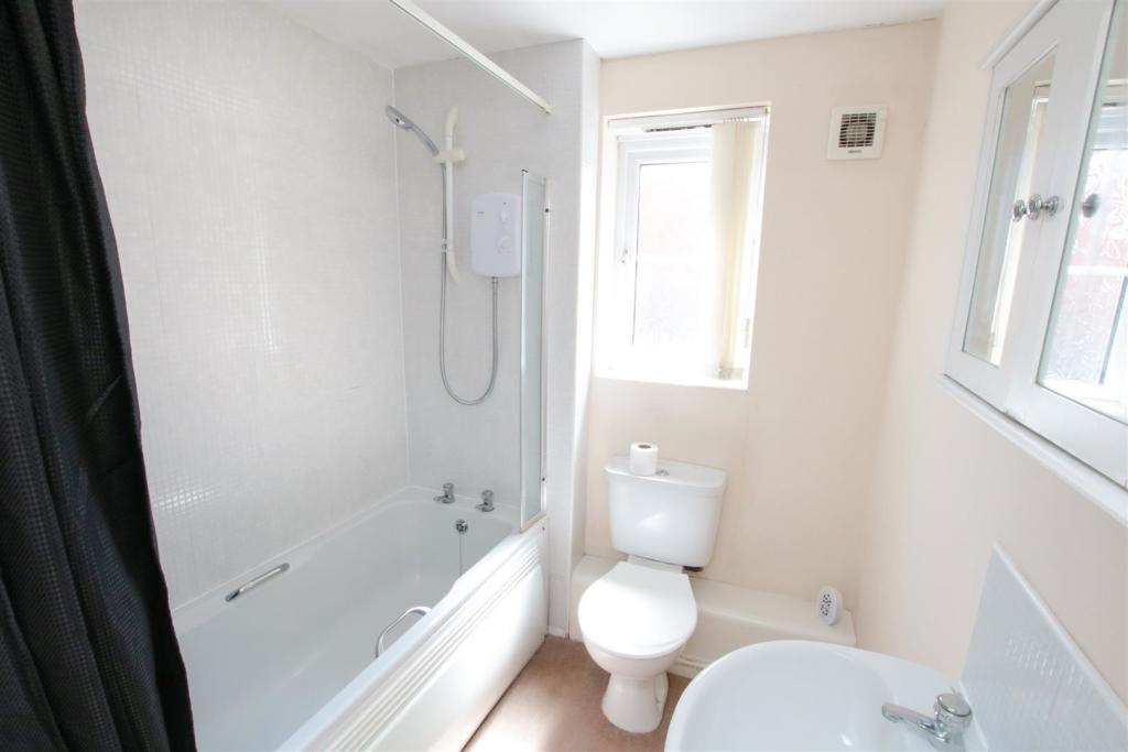 2 bedroom flat for sale in Moat House Way, Conisbrough, Doncaster, DN12