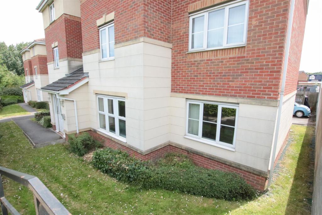 2 bedroom flat for sale in Moat House Way, Conisbrough, Doncaster, DN12