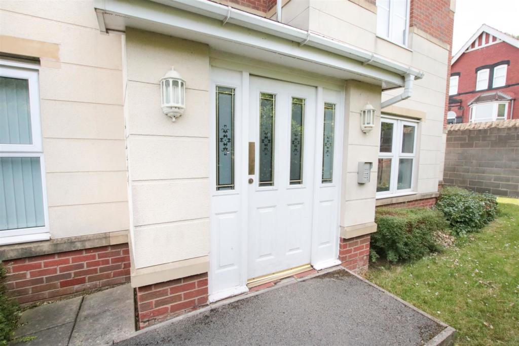 2 bedroom flat for sale in Moat House Way, Conisbrough, Doncaster, DN12