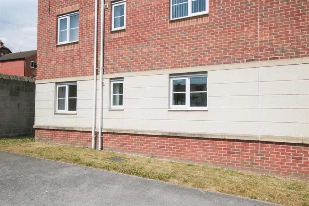 2 bedroom flat for sale in Moat House Way, Conisbrough, Doncaster, DN12