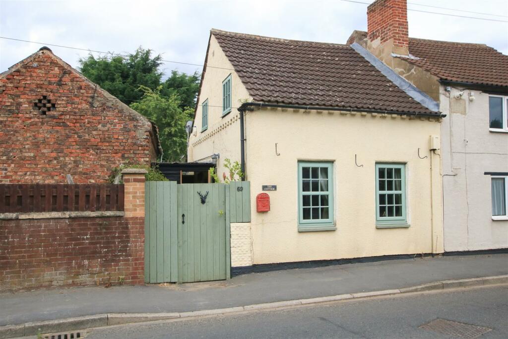 2 bedroom end of terrace house for sale in Main Street, Auckley