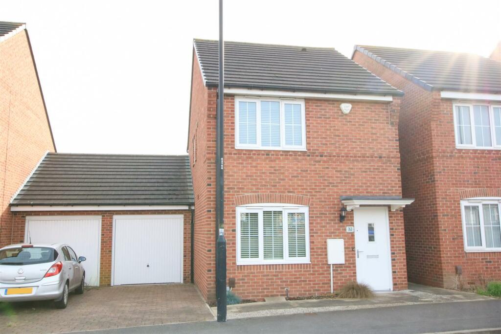 2 bedroom detached house for sale in Carr House Road, Hyde Park