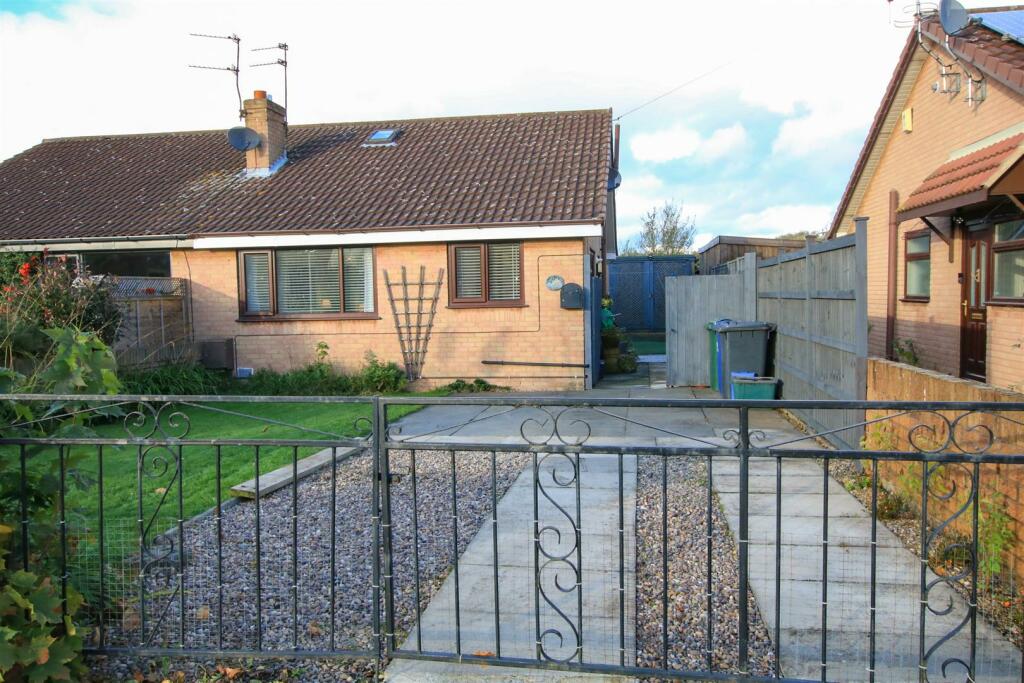 2 bedroom semidetached bungalow for sale in Measham Drive, Stainforth