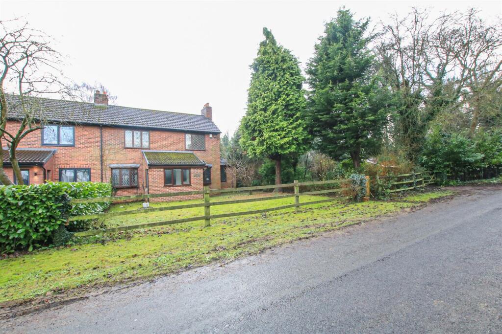 3 bedroom semidetached house for sale in Green Lane, Skellow