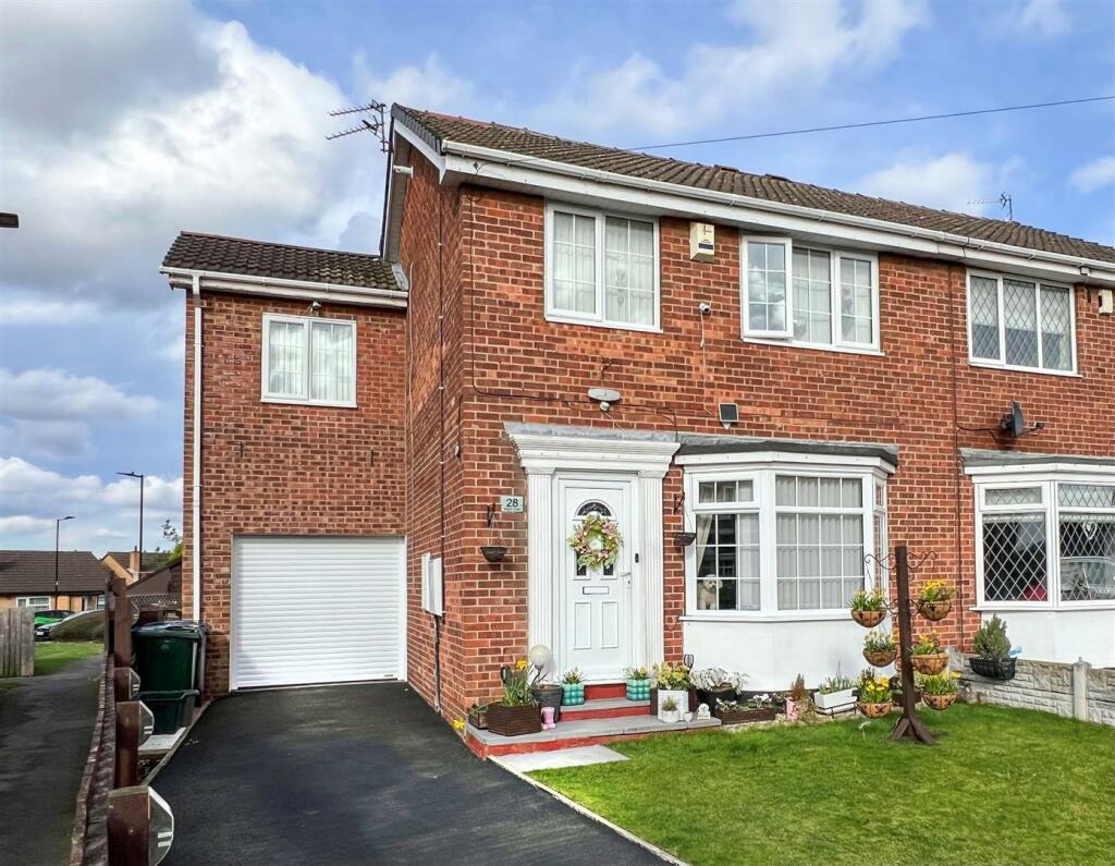 4 bedroom semi-detached house for sale in Kepple Close, New Rossington, Doncaster, DN11