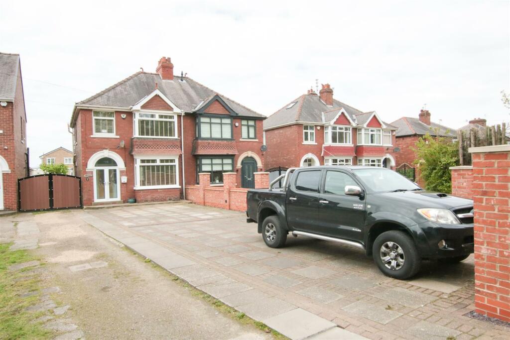 3 bedroom semidetached house for sale in Tickhill Road, Doncaster, DN4