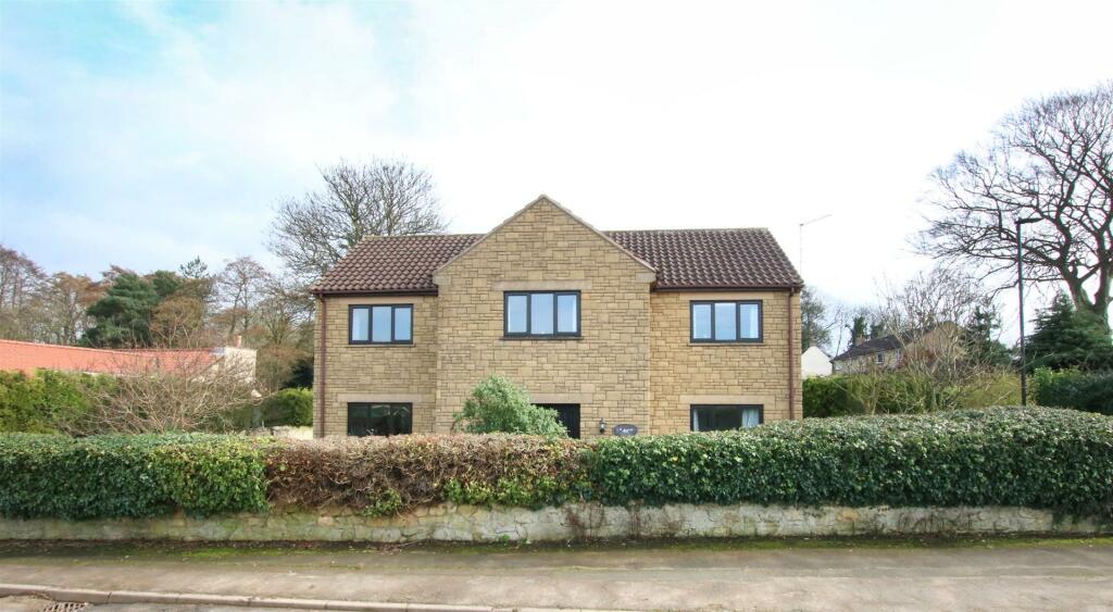 4 bedroom detached house for sale in Rectory Close, Skelbrooke