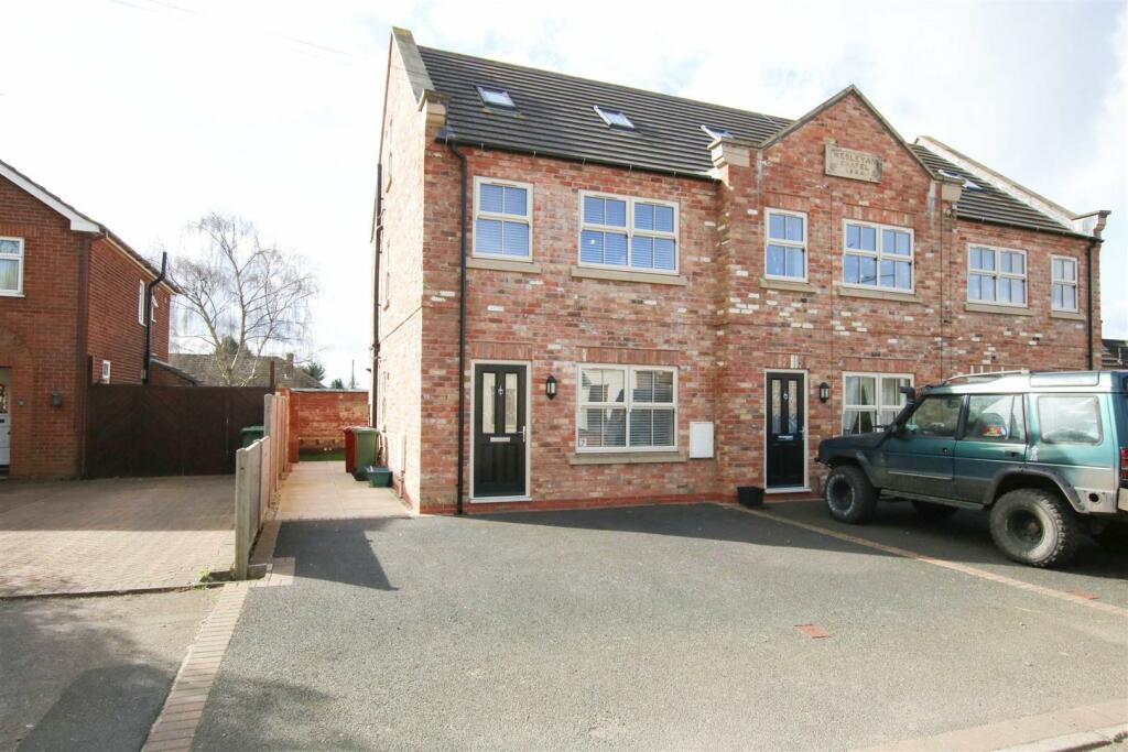 3 bedroom town house for sale in Commonside, Westwoodside, Doncaster, DN9