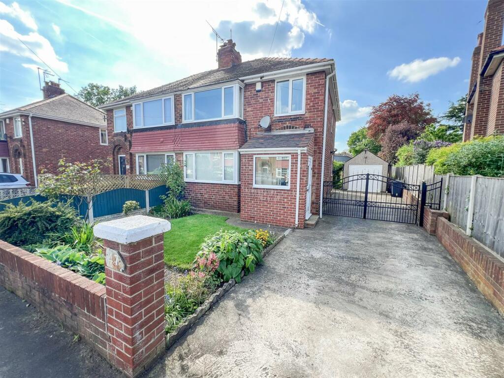 3 bedroom semidetached house for sale in Scawthorpe Avenue, Doncaster, DN5