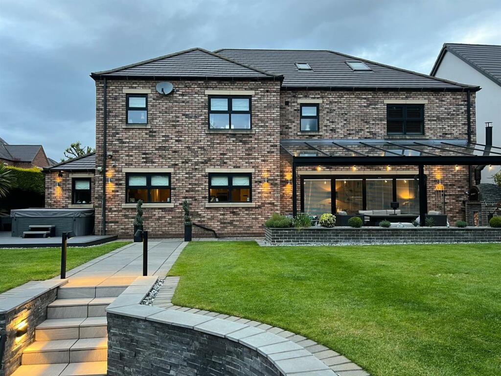 6 bedroom detached house for sale in Earlswood Court, Barnby Dun