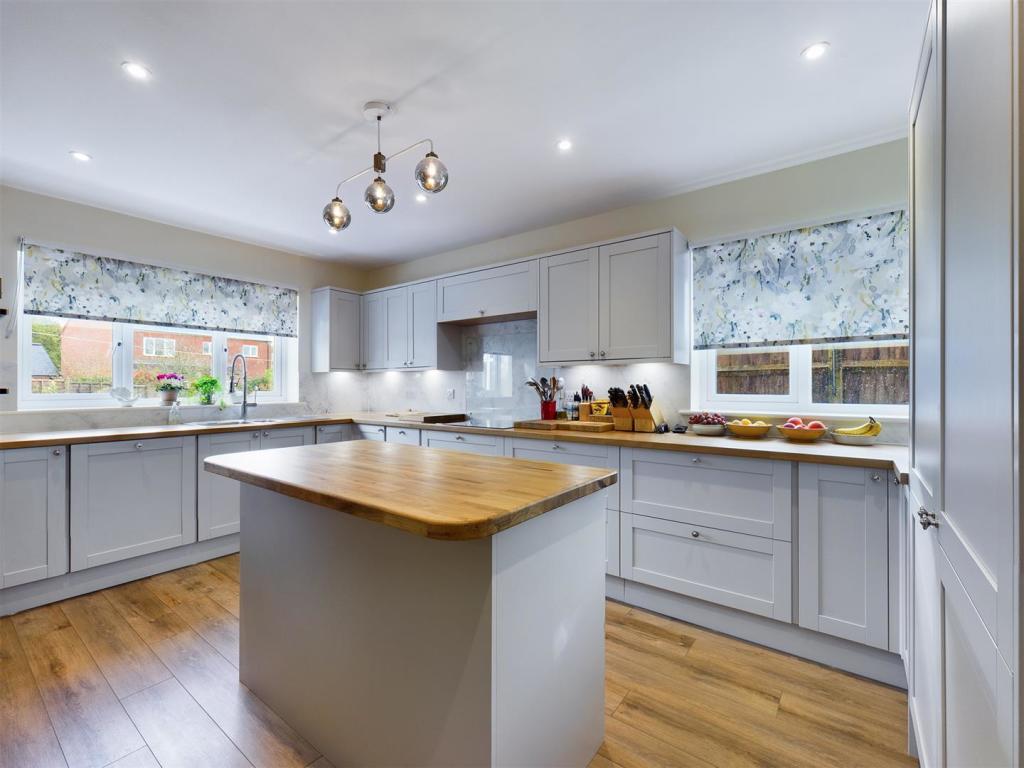 4 bedroom detached house for sale in Bateman Close, Shobdon, HR6