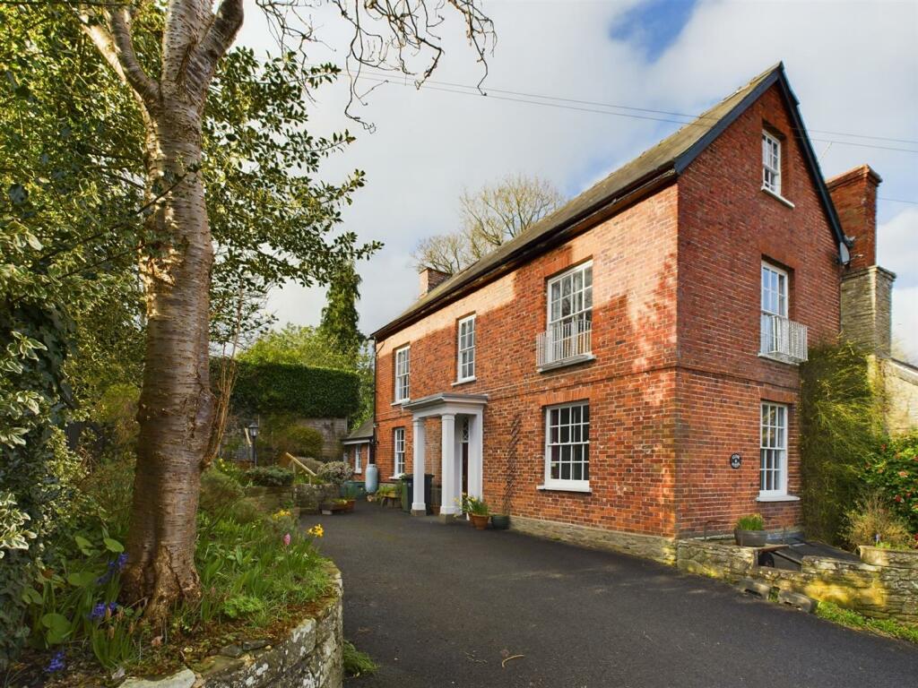 4 bedroom town house for sale in The Square, Kington, HR5