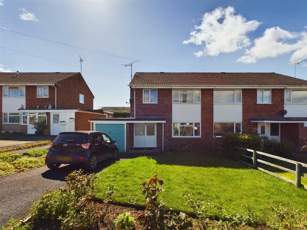 3 bedroom semidetached house for sale in Wynyard Close, Leominster, HR6