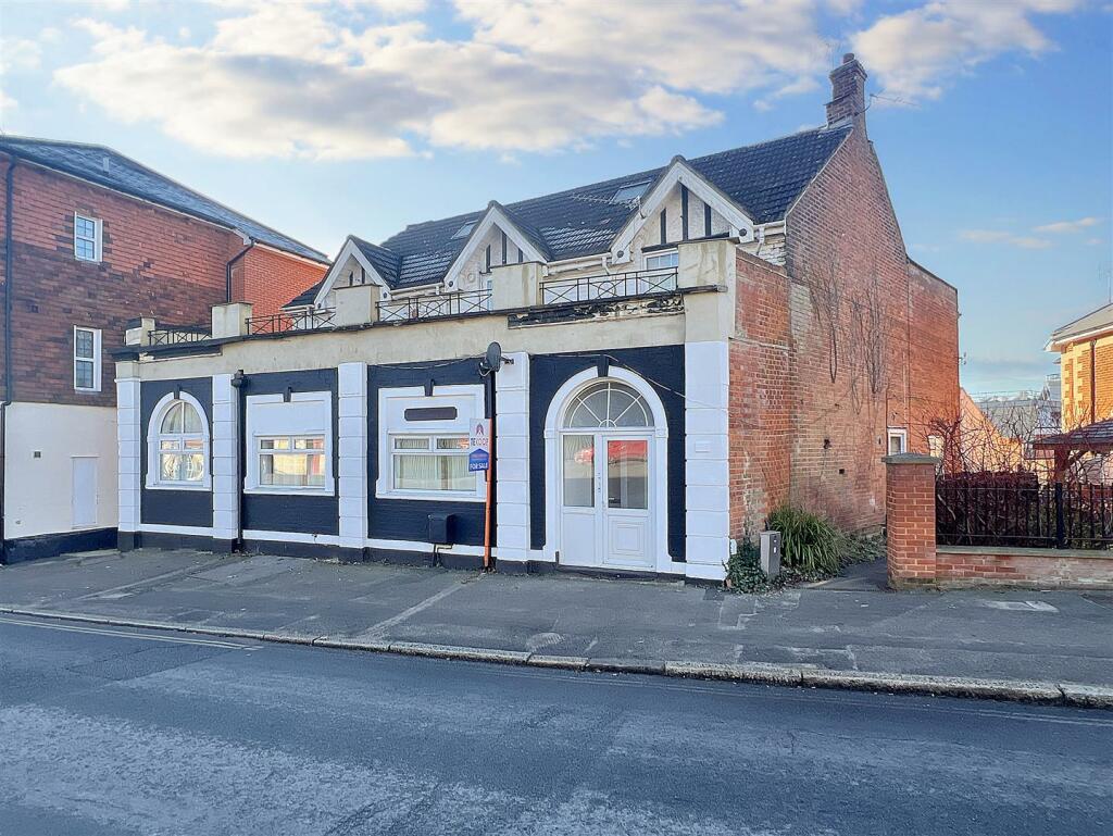 1 bedroom apartment for sale in High Street, Aldershot, GU11