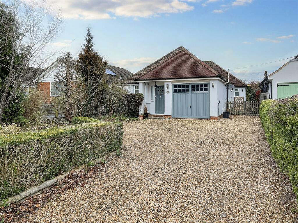 4 bedroom detached bungalow for sale in The Avenue, Liphook, GU30
