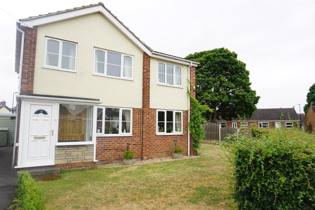 4 bedroom detached house for sale in Dalecroft Road, Carcroft