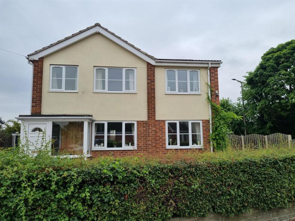 4 bedroom detached house for sale in Dalecroft Road, Carcroft