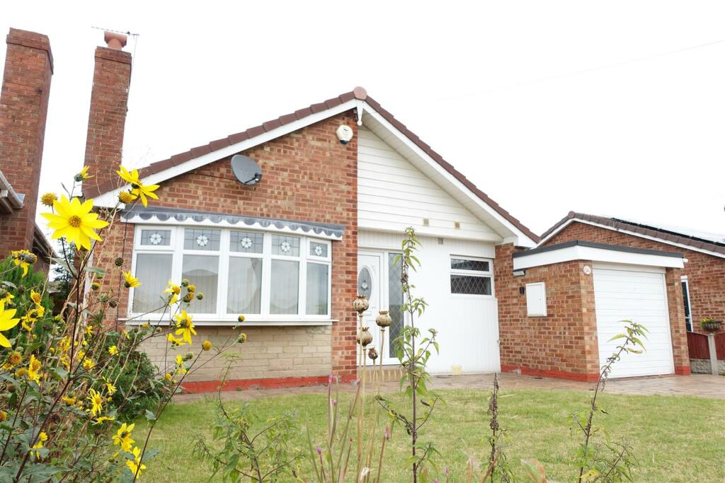 2 bedroom detached bungalow for sale in Newlands Avenue, Skellow