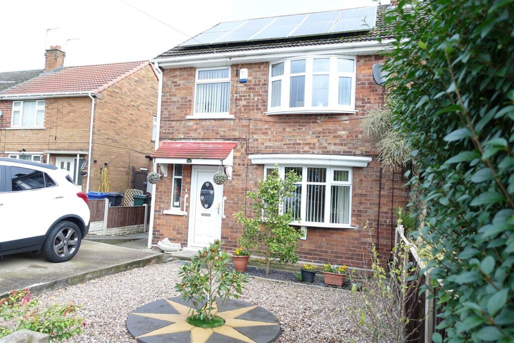 3 bedroom semidetached house for sale in Rowena Drive, Doncaster, DN5