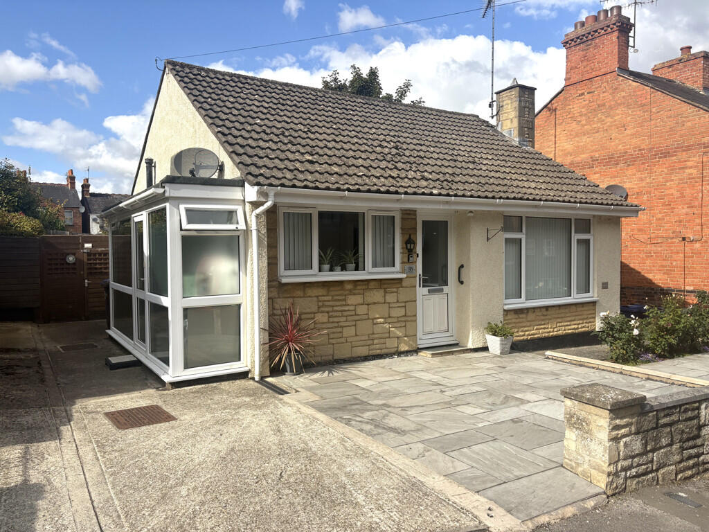 Main image of property: 35 Britannia Road Banbury OX16 5DW