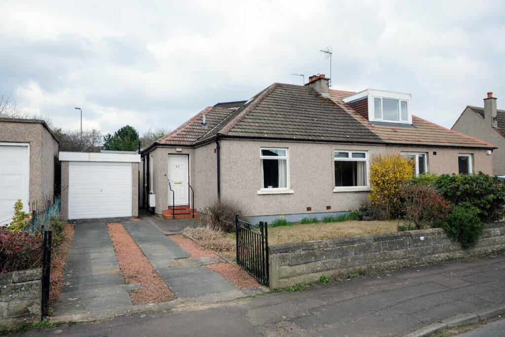 3 bedroom semidetached bungalow for sale in 42 North Gyle Loan