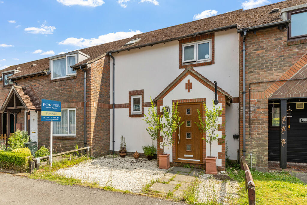 2 bedroom terraced house for sale in Hawthorn Close, Midhurst, GU29