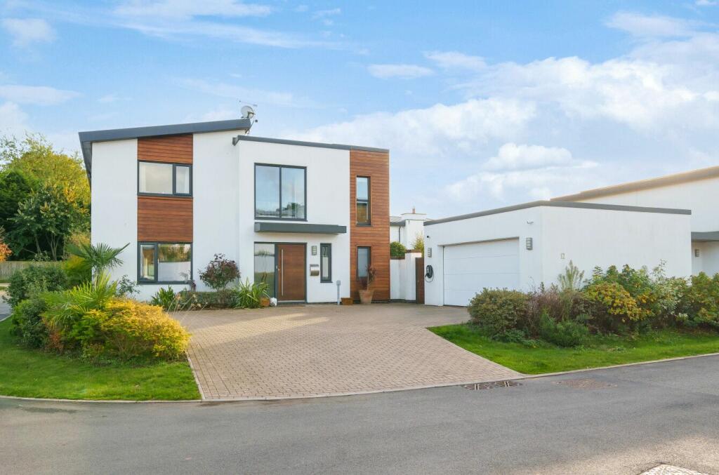 4 bedroom detached house for sale in Holland Park, Exeter, EX2