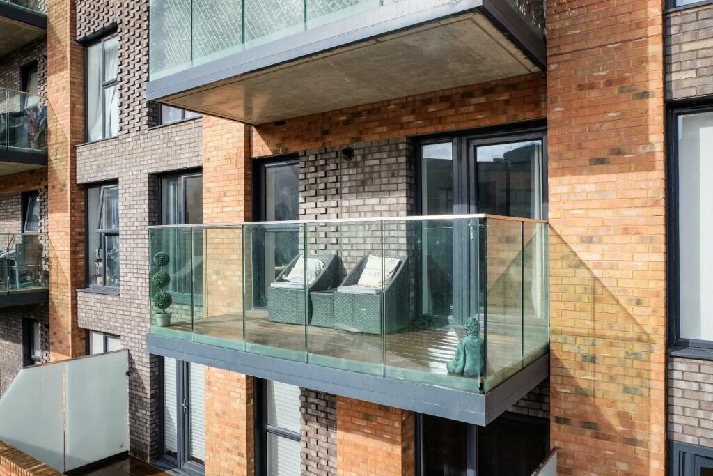 1 bedroom flat for sale in Langley Square, Dartford, DA1